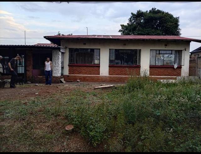 4 BEDROOM HOUSE FOR SALE IN GERMISTON CENTRAL